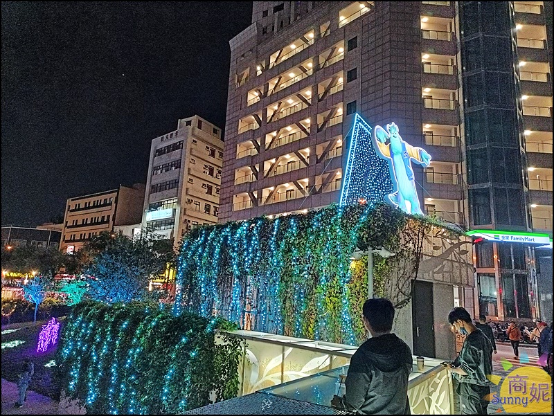 台中耶誕景點柳川水岸台中好甜聖誕來電!怪獸齊聚水上燈飾.光廊隧道網美必拍