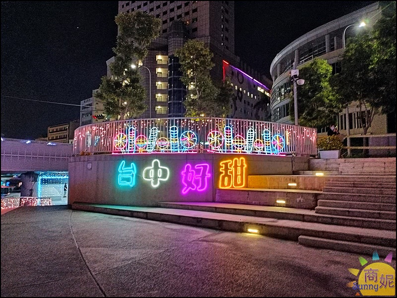 台中耶誕景點柳川水岸台中好甜聖誕來電!怪獸齊聚水上燈飾.光廊隧道網美必拍