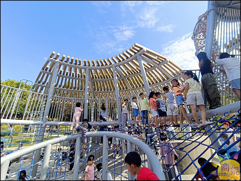 中央公園飛行美樂地7大亮點|台中旅遊免費景點!全國最長32M雙軌滑索.飛碟攀爬架溜滑梯.30M環形滑軌超好玩