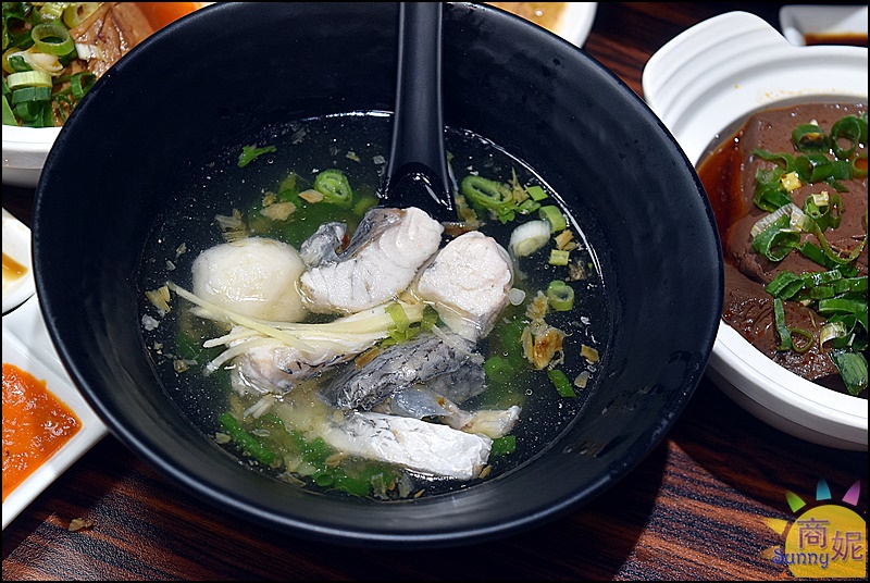 阿福師|台中霧峰好吃小卷米粉鮭魚飯蝦仁飯!市場小攤起家用料實在鮮甜好吃經常客滿