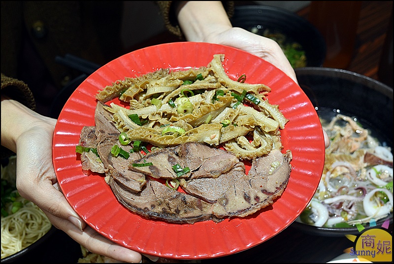 阿福師|台中霧峰好吃小卷米粉鮭魚飯蝦仁飯!市場小攤起家用料實在鮮甜好吃經常客滿