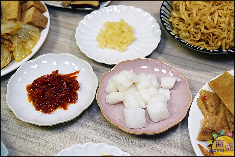 秘醬滷味|全台最大規模的冷滷味加盟品牌 上海百年秘方一咬爆汁超好吃!10元20元超平價還可免費升級炒滷味