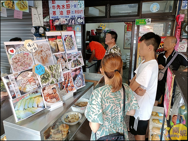 青島尹蔥油餅餡餅|滿滿蔥花有夠狂!媒體報導40年眷村味，餡餅乾烙韭菜盒手工擀皮飽滿內餡一咬爆汁買一個絕對不夠吃