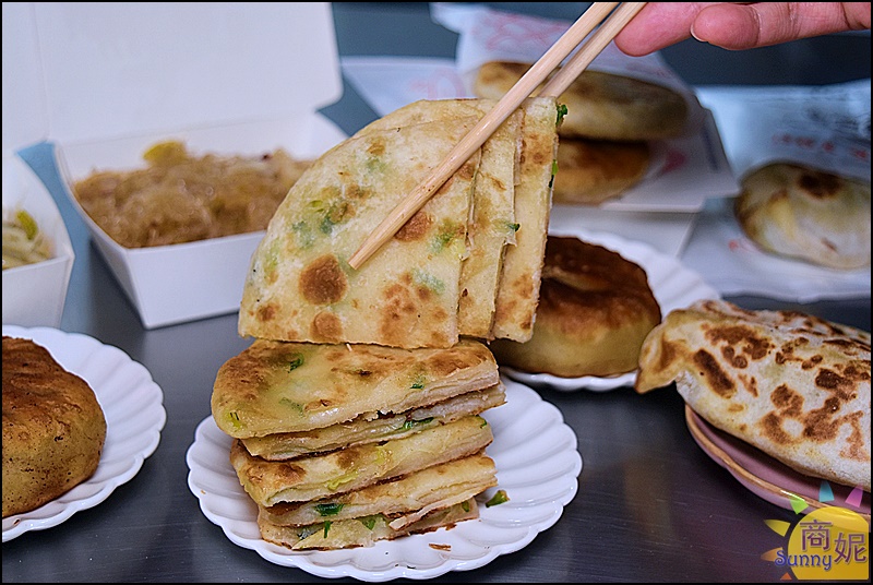 青島尹蔥油餅餡餅|滿滿蔥花有夠狂!媒體報導40年眷村味，餡餅乾烙韭菜盒手工擀皮飽滿內餡一咬爆汁買一個絕對不夠吃