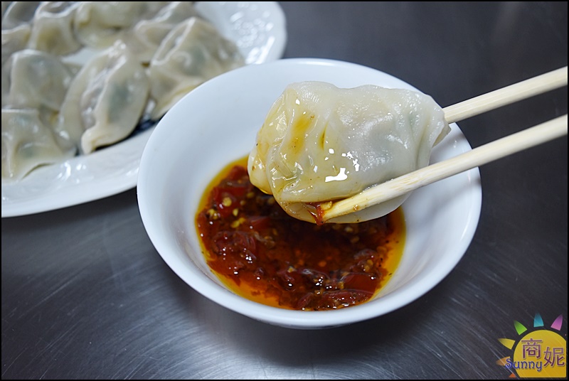 青島尹蔥油餅餡餅|滿滿蔥花有夠狂!媒體報導40年眷村味，餡餅乾烙韭菜盒手工擀皮飽滿內餡一咬爆汁買一個絕對不夠吃