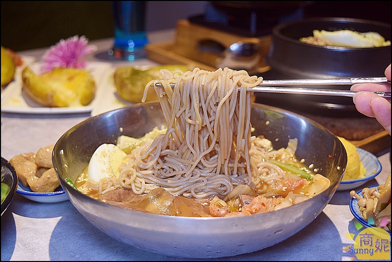 親水河畔|台中道地韓國料理還可以體驗穿韓服!夏季必吃開胃冷麵還有溫補人蔘雞鍋