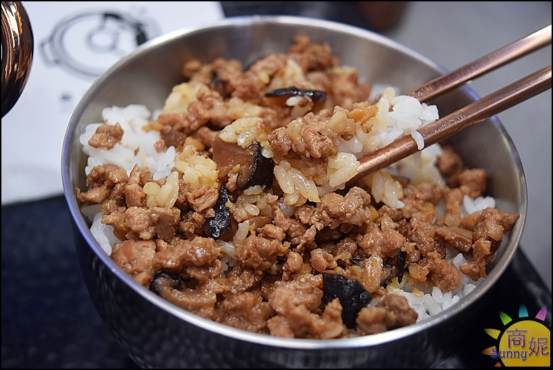 夠暖快享鍋|台中小火鍋推薦科技風太空主題超好拍!每天熬煮湯頭滿滿料最貴不到250還有飲料喝到飽