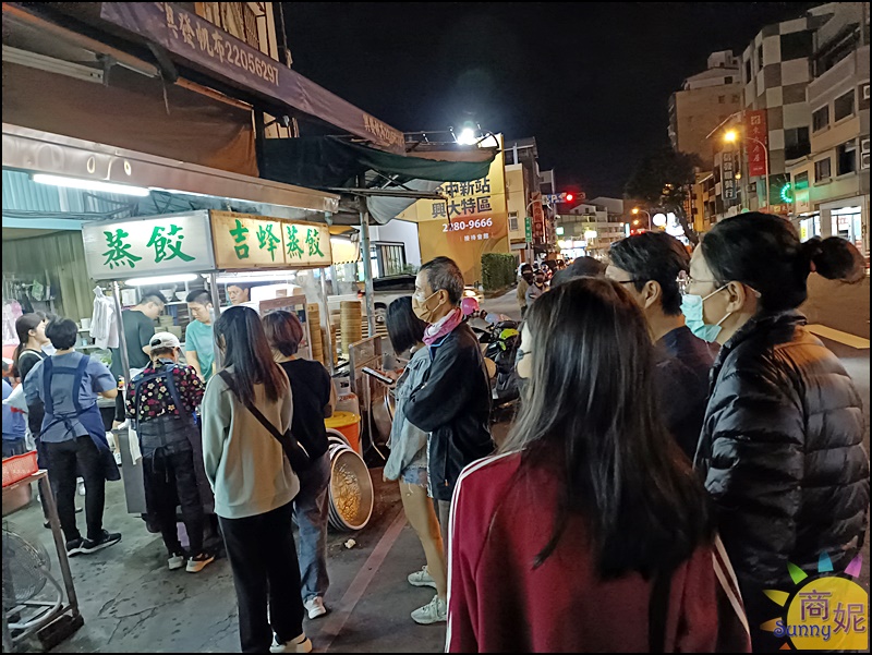 吉蜂蒸餃創始店|台中東區小吃簡單路邊攤天天人潮爆滿!現包現蒸蒸餃酸辣湯通通銅板價