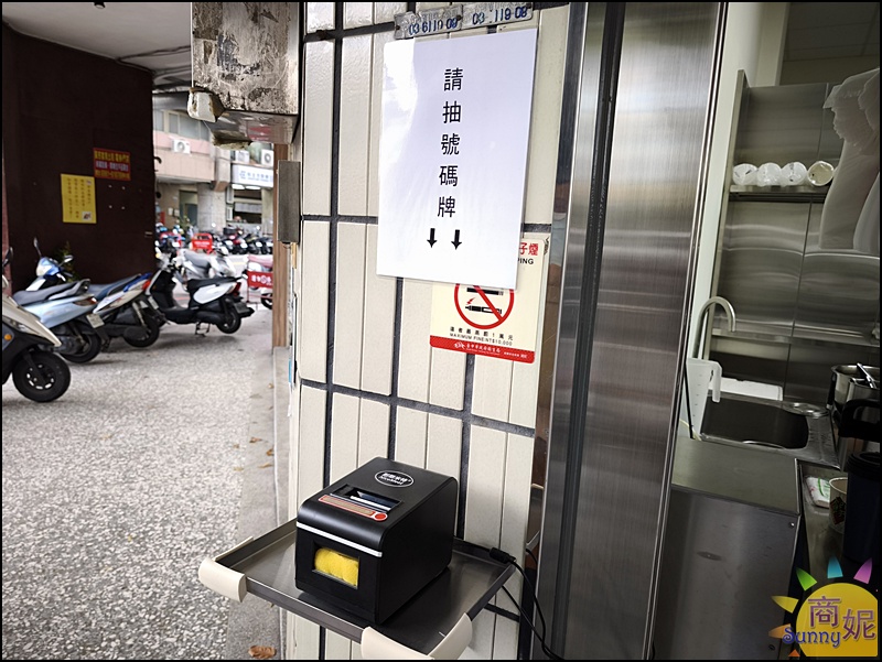 民生路無名豆花|台中排隊豆花嫩仙草50元8種料隨你加到滿超佛心!一天只賣4.5小時Google2千好評