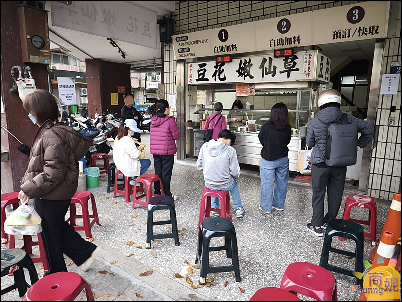 民生路無名豆花|台中排隊豆花嫩仙草50元8種料隨你加到滿超佛心!一天只賣4.5小時Google2千好評