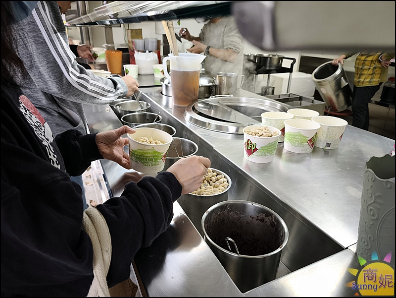 民生路無名豆花|台中排隊豆花嫩仙草50元8種料隨你加到滿超佛心!一天只賣4.5小時Google2千好評