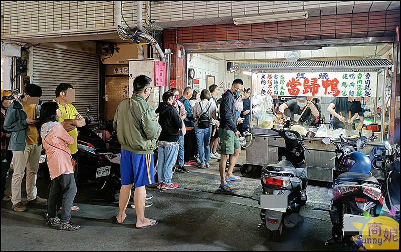 逢甲當歸鴨麵線|開店就排隊!逢甲夜市必吃小吃滿滿鴨肉湯頭甘甜越晚越多人 @商妮吃喝遊樂