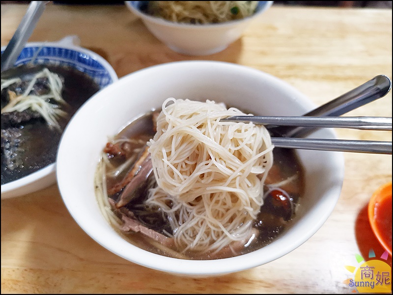 逢甲當歸鴨麵線|開店就排隊!逢甲夜市必吃小吃滿滿鴨肉湯頭甘甜越晚越多人