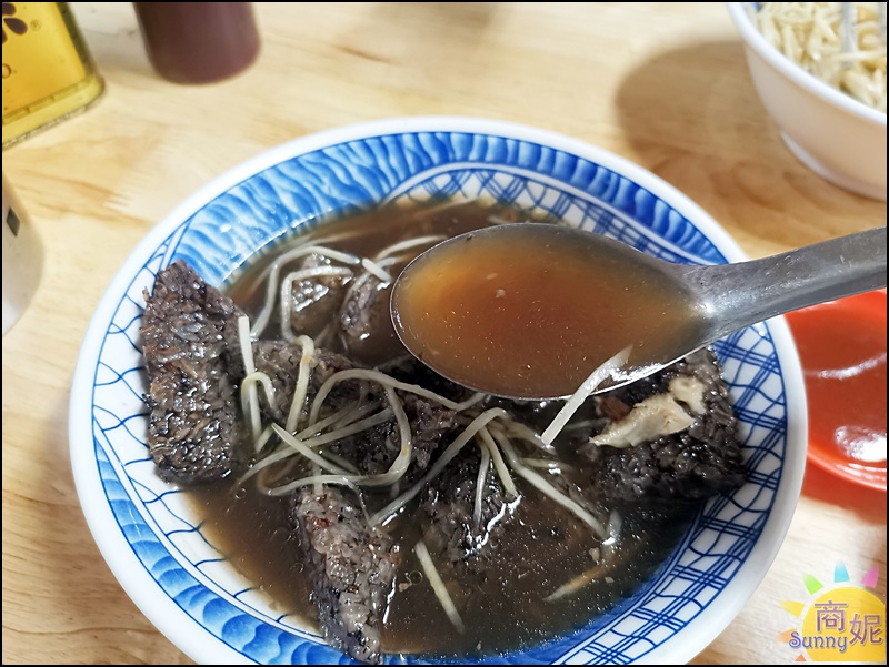 逢甲當歸鴨麵線|開店就排隊!逢甲夜市必吃小吃滿滿鴨肉湯頭甘甜越晚越多人