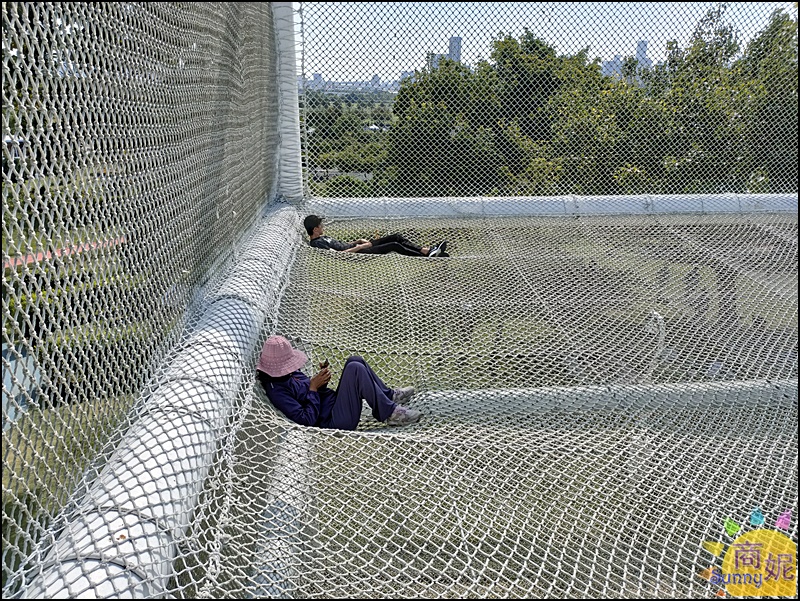 台中免費景點大型攀爬網好好玩|中央公園平衡體驗區三層空間彈力網大人小孩都可以玩.野餐放電好地方