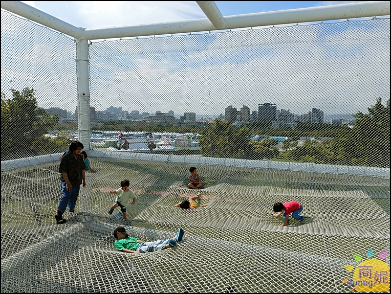 台中免費景點大型攀爬網好好玩|中央公園平衡體驗區三層空間彈力網大人小孩都可以玩.野餐放電好地方