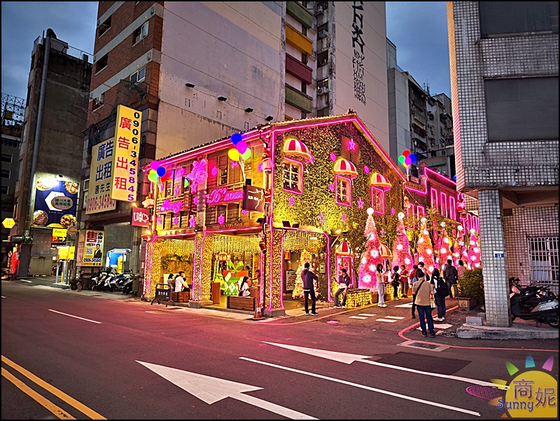 2025台中聖誕免費景點|瓦庫燒肉老宅變身【粉紅薑餅屋】絕美櫻花粉紅聖誕樹海超浪漫約會打卡必去 2025台中聖誕免費景點|瓦庫燒肉老宅變身【粉紅薑餅屋】絕美櫻花粉紅聖誕樹海超浪漫約會打卡必去