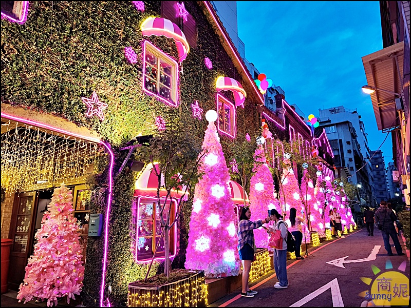 2025台中聖誕免費景點|瓦庫燒肉老宅變身【粉紅薑餅屋】絕美櫻花粉紅聖誕樹海超浪漫約會打卡必去 2025台中聖誕免費景點|瓦庫燒肉老宅變身【粉紅薑餅屋】絕美櫻花粉紅聖誕樹海超浪漫約會打卡必去