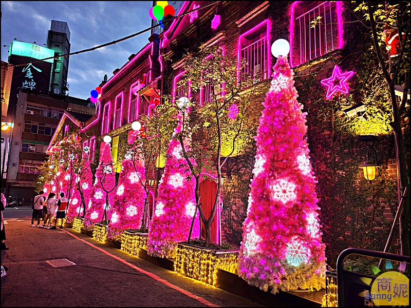 2025台中聖誕免費景點|瓦庫燒肉老宅變身【粉紅薑餅屋】絕美櫻花粉紅聖誕樹海超浪漫約會打卡必去 2025台中聖誕免費景點|瓦庫燒肉老宅變身【粉紅薑餅屋】絕美櫻花粉紅聖誕樹海超浪漫約會打卡必去