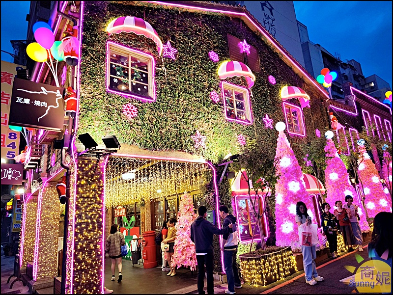 2025台中聖誕免費景點|瓦庫燒肉老宅變身【粉紅薑餅屋】絕美櫻花粉紅聖誕樹海超浪漫約會打卡必去