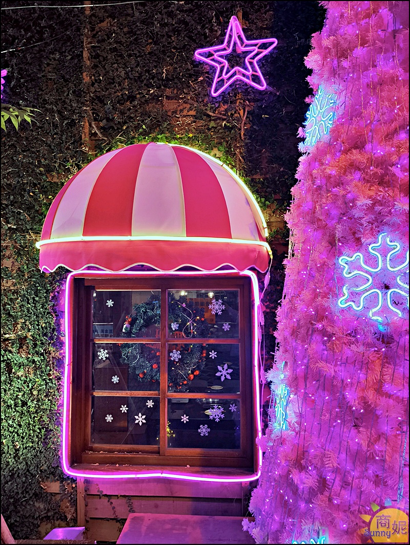 2025台中聖誕免費景點|瓦庫燒肉老宅變身【粉紅薑餅屋】絕美櫻花粉紅聖誕樹海超浪漫約會打卡必去 2025台中聖誕免費景點|瓦庫燒肉老宅變身【粉紅薑餅屋】絕美櫻花粉紅聖誕樹海超浪漫約會打卡必去