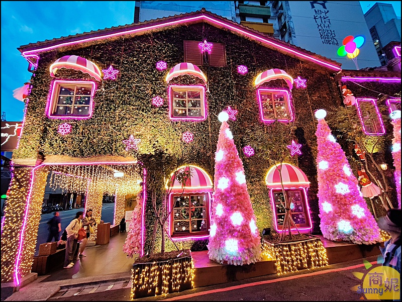 2025台中聖誕免費景點|瓦庫燒肉老宅變身【粉紅薑餅屋】絕美櫻花粉紅聖誕樹海超浪漫約會打卡必去