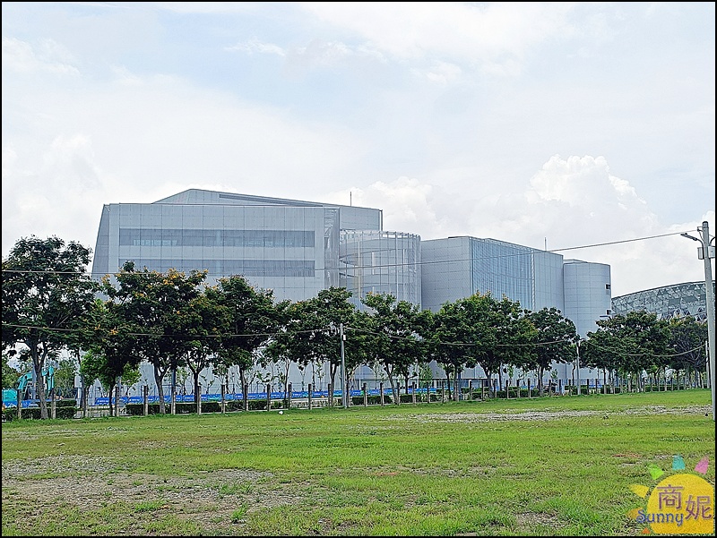 由8棟量體組成，設計強調穿透性與流動感