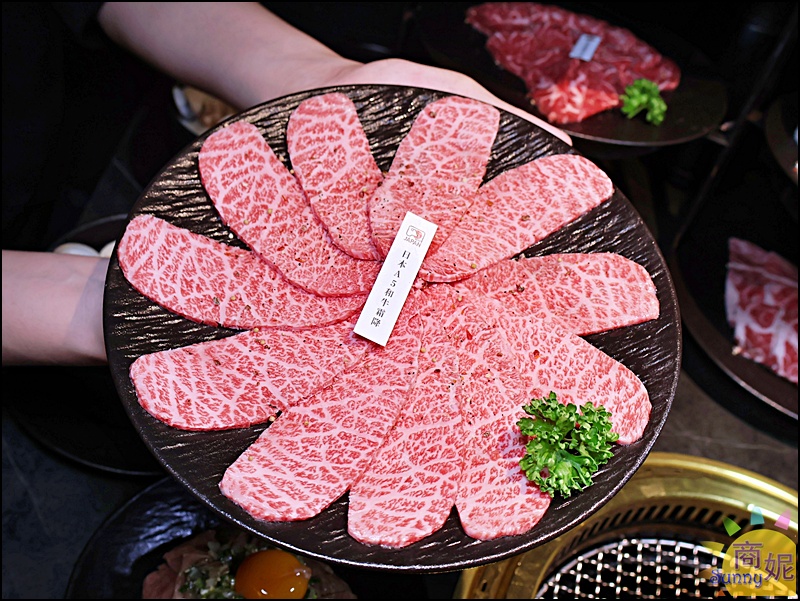 脂本燒肉彰化店|彰化質感燒肉!豐盛套餐高CP值必點30cm幻切牛舌.無低消好停車親子友善桌邊幫烤大加分 脂本燒肉彰化店|彰化質感燒肉!豐盛套餐高CP值必點30cm幻切牛舌.無低消好停車親子友善桌邊幫烤大加分