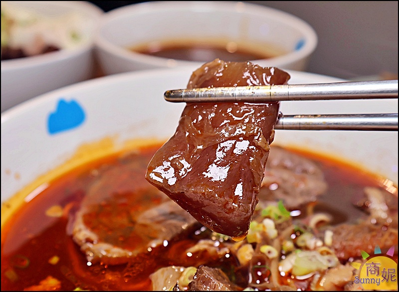 藍山牛肉麵牛三寶牛肉麵，三種牛肉部位一次滿足