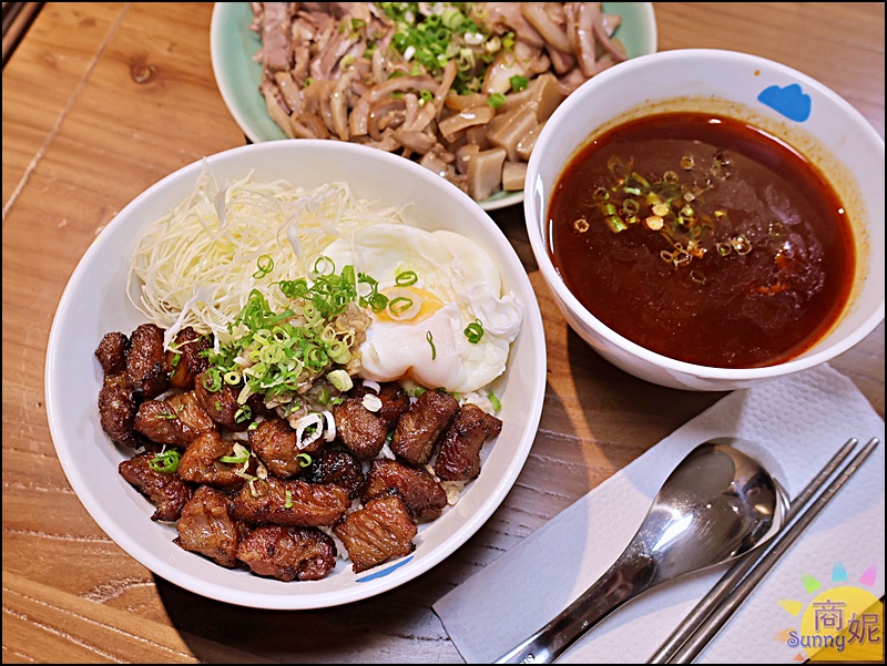 藍山牛肉麵伊比利豬肋條烤肉飯,附牛肉湯與牛肉片