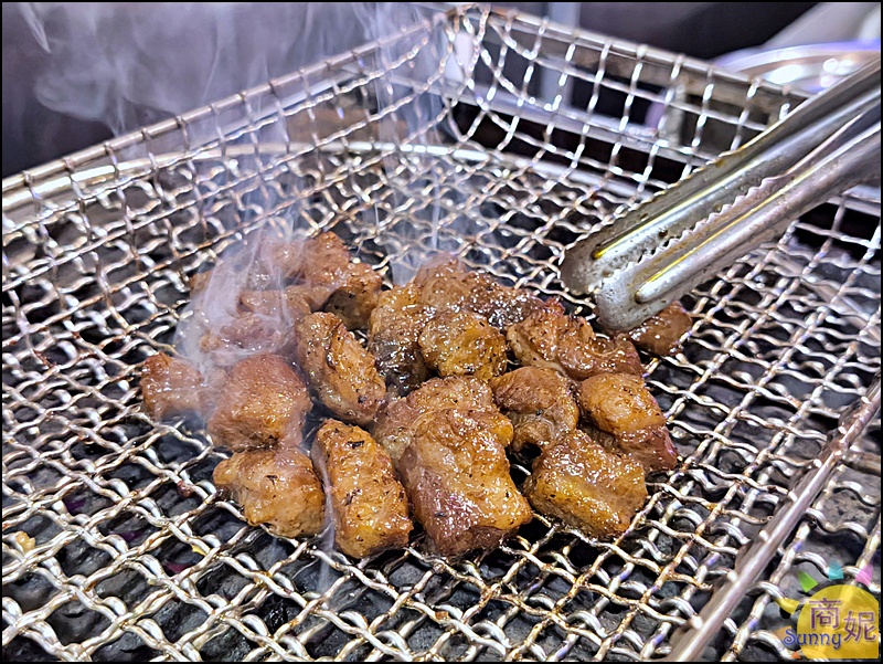 藍山牛肉麵伊比利豬肋條烤肉飯,附牛肉湯與牛肉片