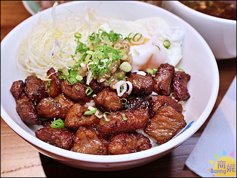 藍山牛肉麵伊比利豬肋條烤肉飯，附牛肉湯與牛肉片