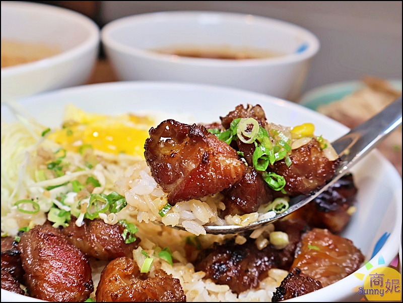 藍山牛肉麵伊比利豬肋條烤肉飯,附牛肉湯與牛肉片