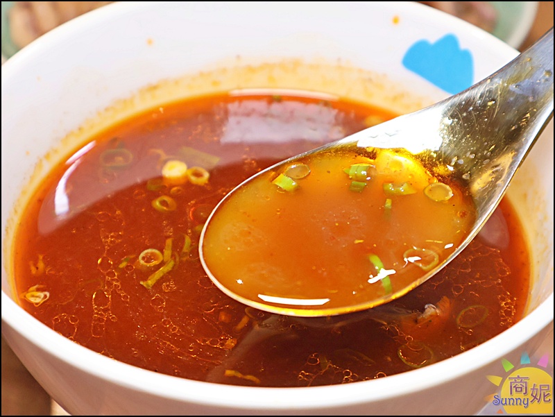 藍山牛肉麵伊比利豬肋條烤肉飯,附牛肉湯與牛肉片