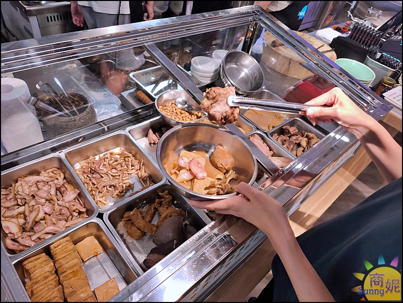 藍山牛肉麵老闆私房滷味,滷汁香濃、口感入味