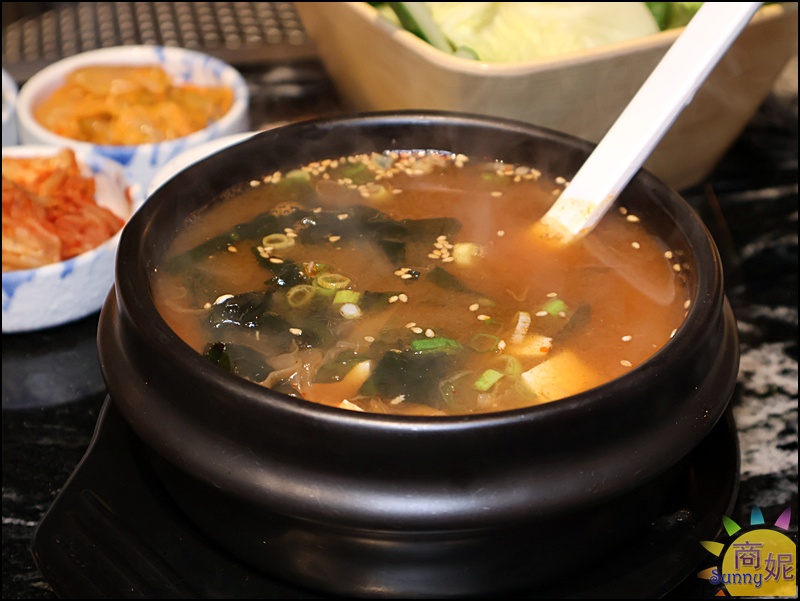 韓式大醬湯裏頭有滿滿的海帶芽、豆腐、洋蔥,味道甘甜好好喝