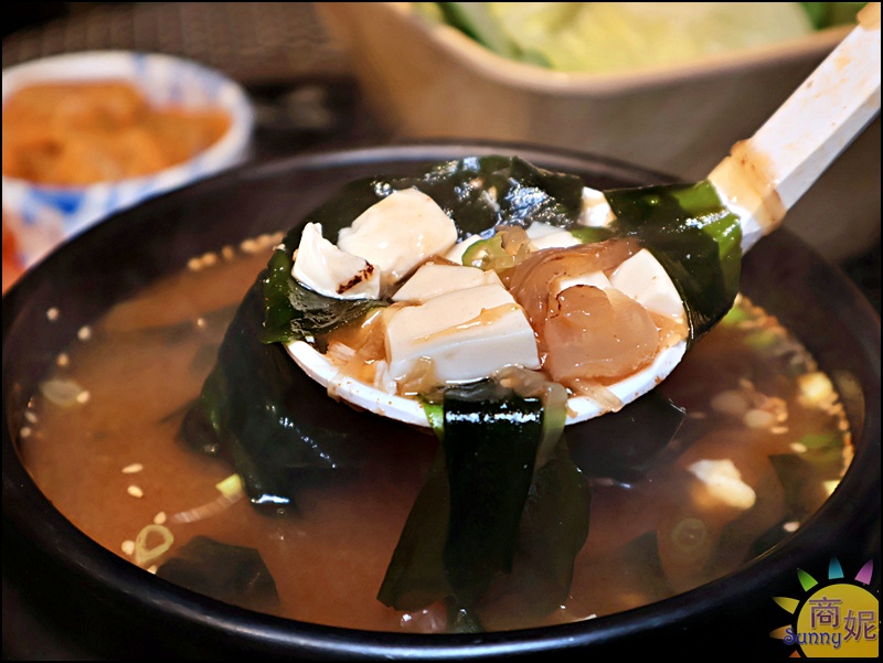 韓式大醬湯裏頭有滿滿的海帶芽、豆腐、洋蔥,味道甘甜好好喝