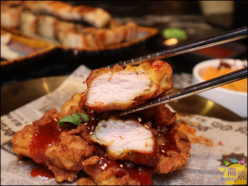 鰻鰻烤韓式炸雞,外皮酥脆、肉質多汁,淋上甜辣醬汁並撒上芝麻與香草,視覺與味覺兼具。