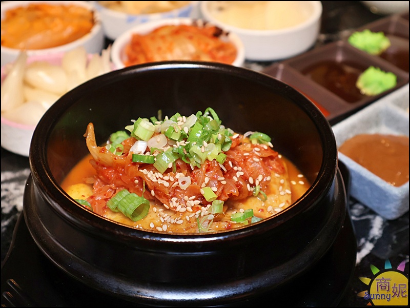 鰻鰻烤辣炒年糕,Q彈年糕搭配魚板與泡菜,拌炒韓式辣醬後撒上芝麻與蔥花,色香味俱全。