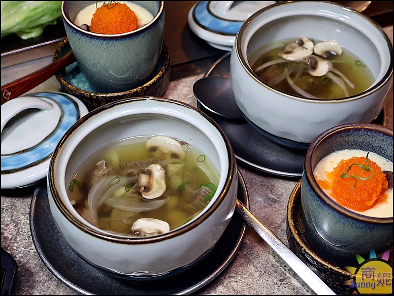 精誠壹山清燉牛舌湯，湯頭清澈、牛舌軟嫩入味