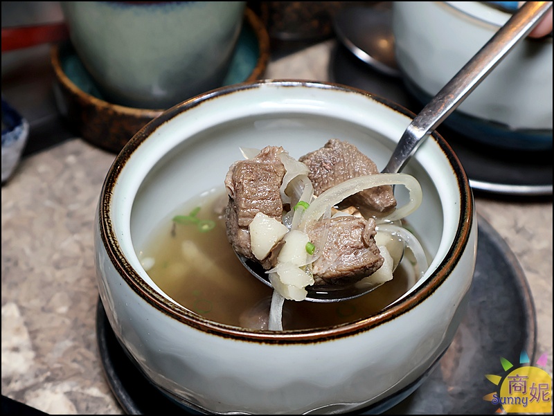 精誠壹山清燉牛舌湯，湯頭清澈、牛舌軟嫩入味