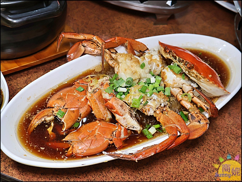 蒜香大沙公，蒜香濃郁、蟹肉Q彈，粉絲吸飽湯汁，香氣撲鼻