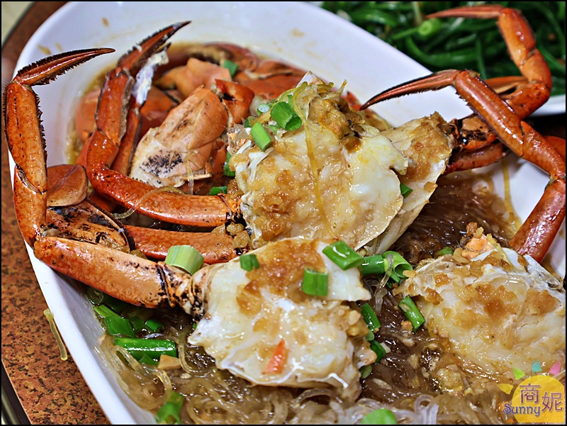 蒜香大沙公，蒜香濃郁、蟹肉Q彈，粉絲吸飽湯汁，香氣撲鼻