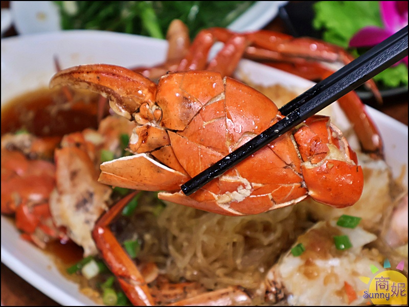 蒜香大沙公，蒜香濃郁、蟹肉Q彈，粉絲吸飽湯汁，香氣撲鼻