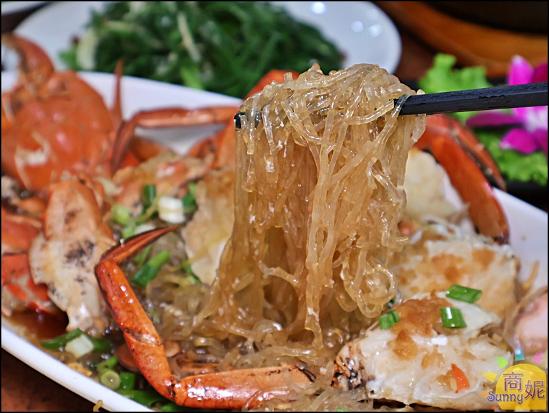 蒜香大沙公，蒜香濃郁、蟹肉Q彈，粉絲吸飽湯汁，香氣撲鼻