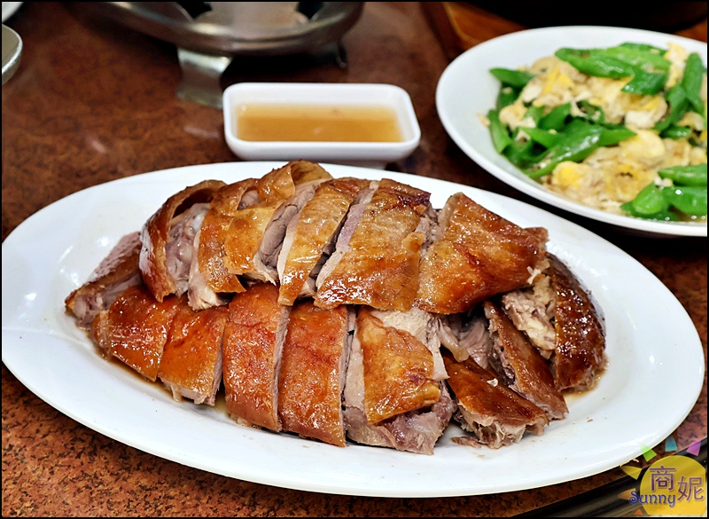 招牌燒鵝，外皮焦糖色澤、鵝肉軟嫩多汁，搭配冰梅醬更添層次