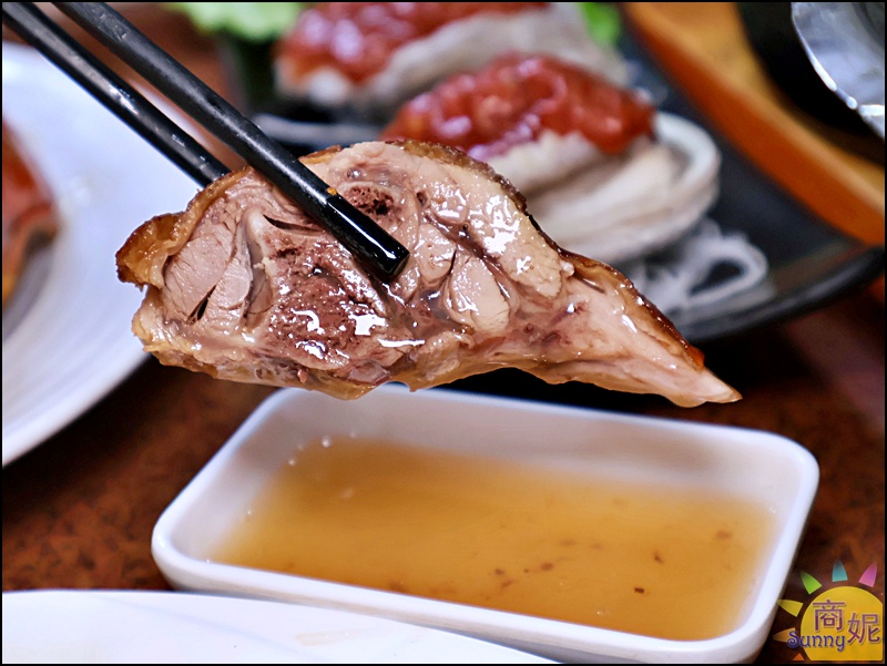 招牌燒鵝，外皮焦糖色澤、鵝肉軟嫩多汁，搭配冰梅醬更添層次