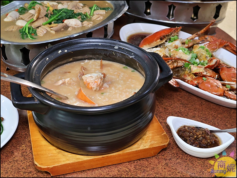 紅蟳鮮蝦粥，紅蟳與鮮蝦入粥，湯頭濃郁滑順，海味十足