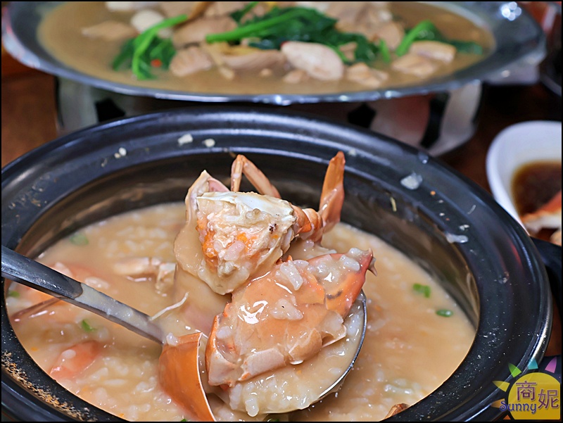 紅蟳鮮蝦粥，紅蟳與鮮蝦入粥，湯頭濃郁滑順，海味十足