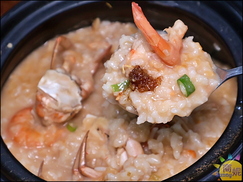 紅蟳鮮蝦粥，紅蟳與鮮蝦入粥，湯頭濃郁滑順，海味十足